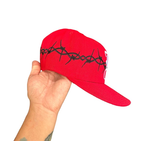 Designer Embroidered Fitted Cap LIQUOR Brand Barbwire Mens 7 1/4 - Picture 6 of 6